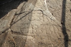 Aparece o resto dunha lápida antiga na cornixa da fachada da igrexa do Convento de San Francisco