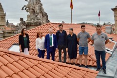 Lourdes Pérez Castro, Belén Hernández, Xosé A. Bugallo y Mercedes Rosón con el personal de la obra