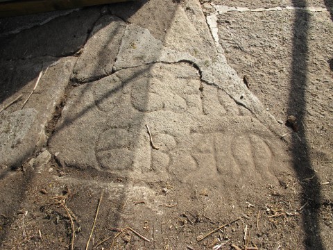 Aparece el resto de una lápida antigua en la cornisa de la fachada de la iglesia del Convento de San Francisco Aparece el resto de una lápida antigua en la cornisa de la fachada de la iglesia del Convento de San Francisco